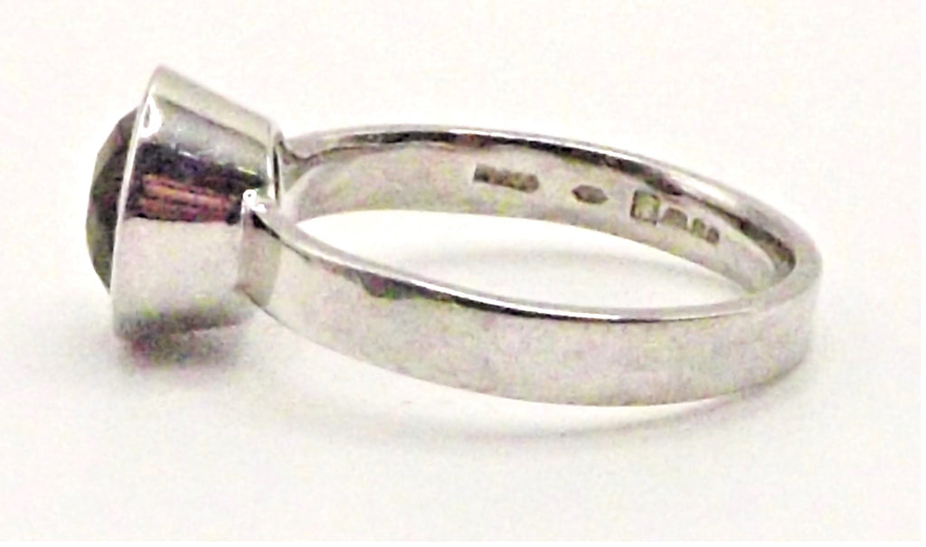 Palladium ring with claret Spinel