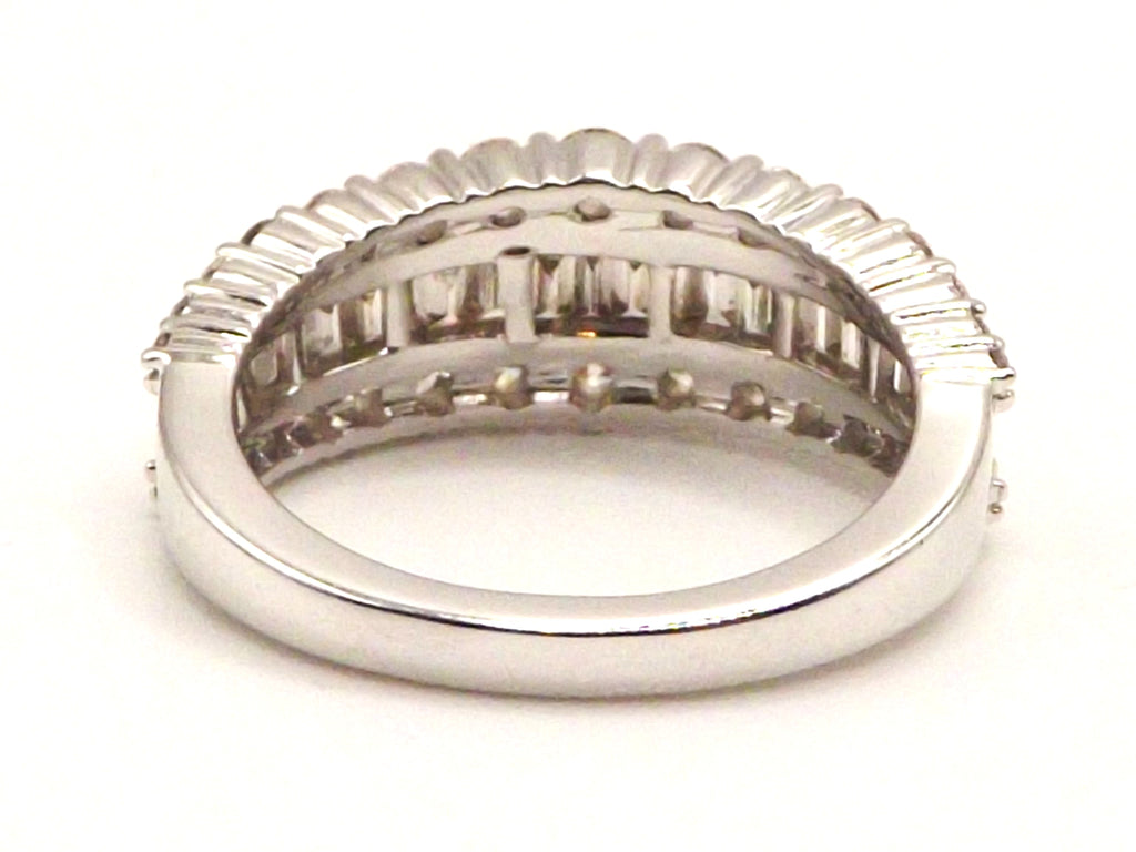 9 ct White Gold ring with 1.9 ct diamonds