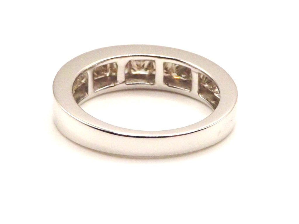9 ct White Gold ring with 1.5 ct diamonds
