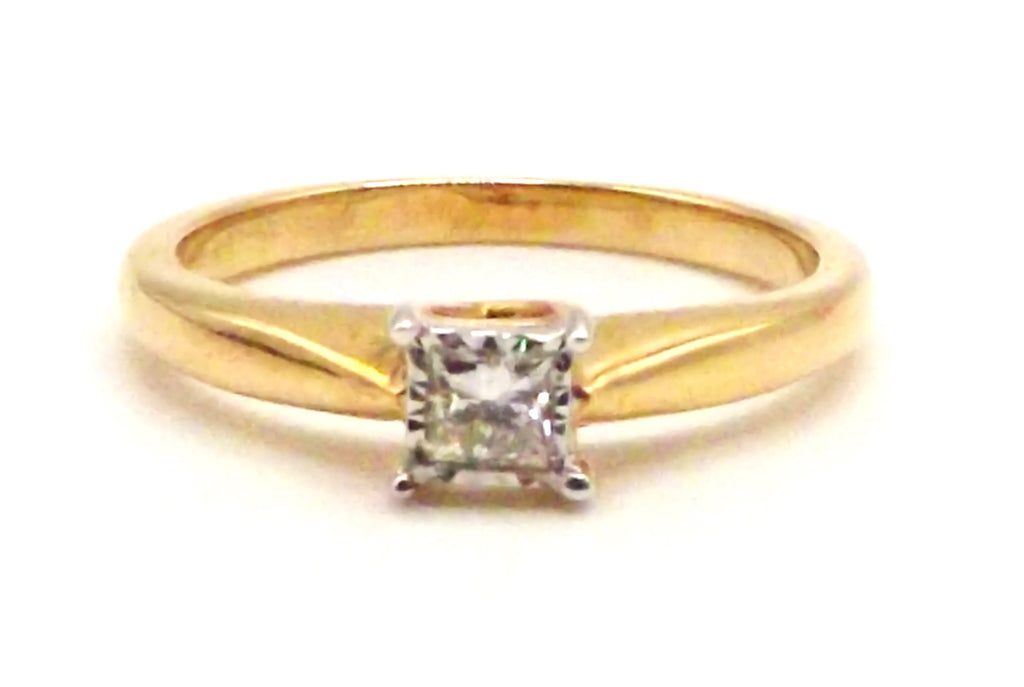 18 ct Yellow Gold ring with princess cut diamonds