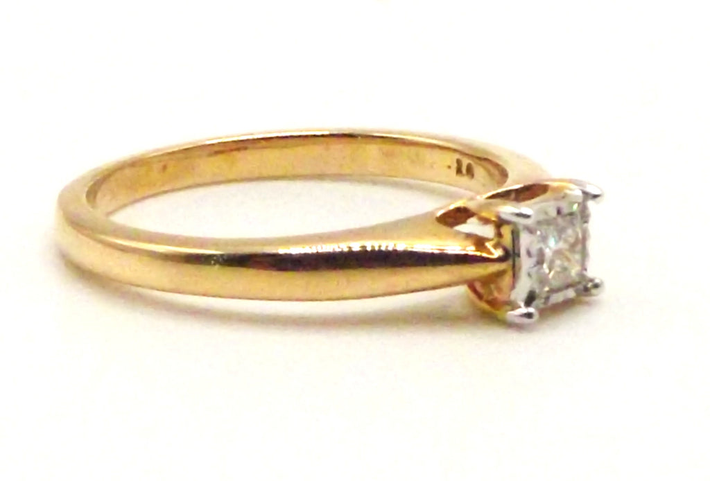18 ct Yellow Gold ring with princess cut diamonds