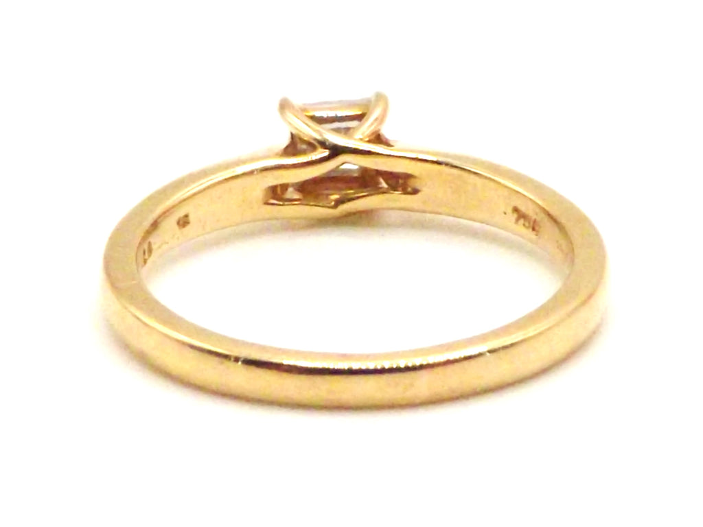 18 ct Yellow Gold ring with princess cut diamonds