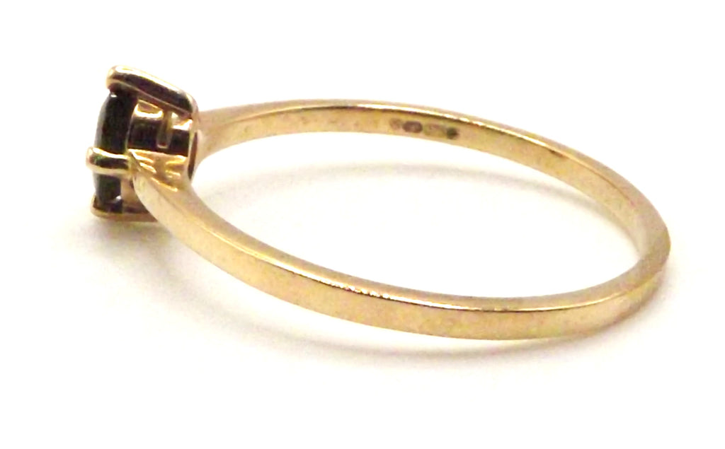 9 ct Yellow Gold ring with Sapphire