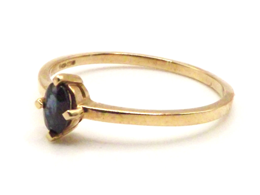 9 ct Yellow Gold ring with Sapphire