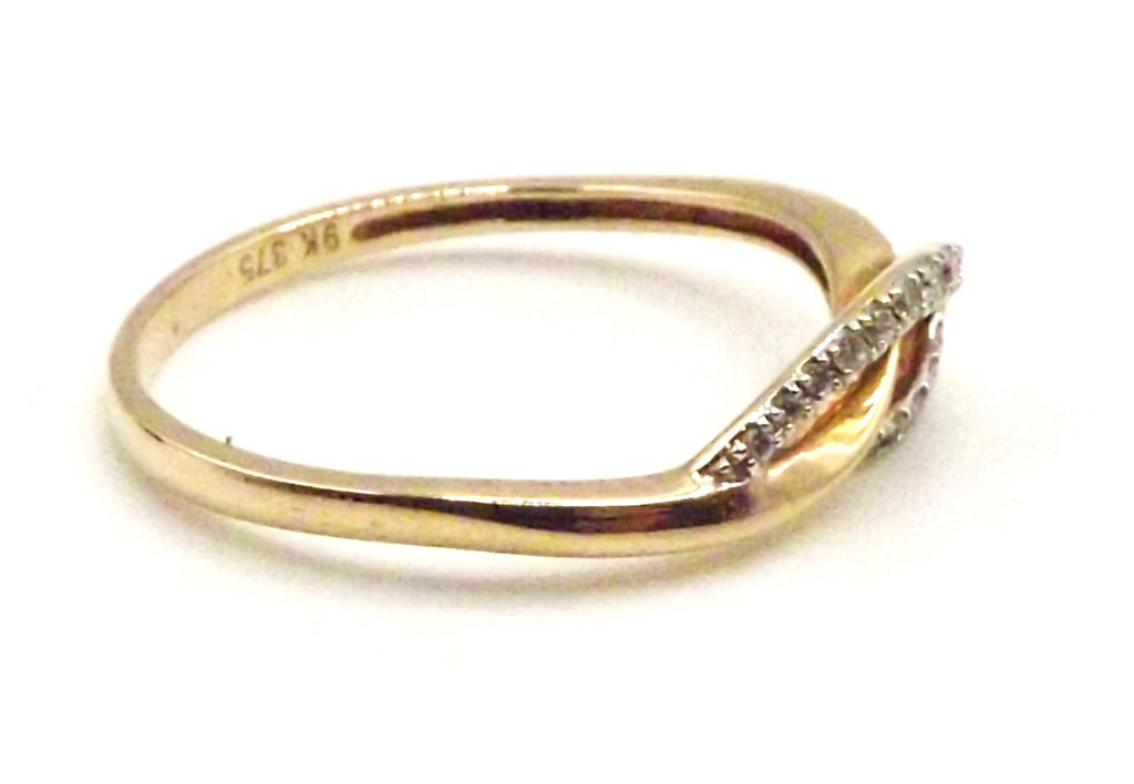 9 ct Yellow Gold ring with leaf design and diamonds