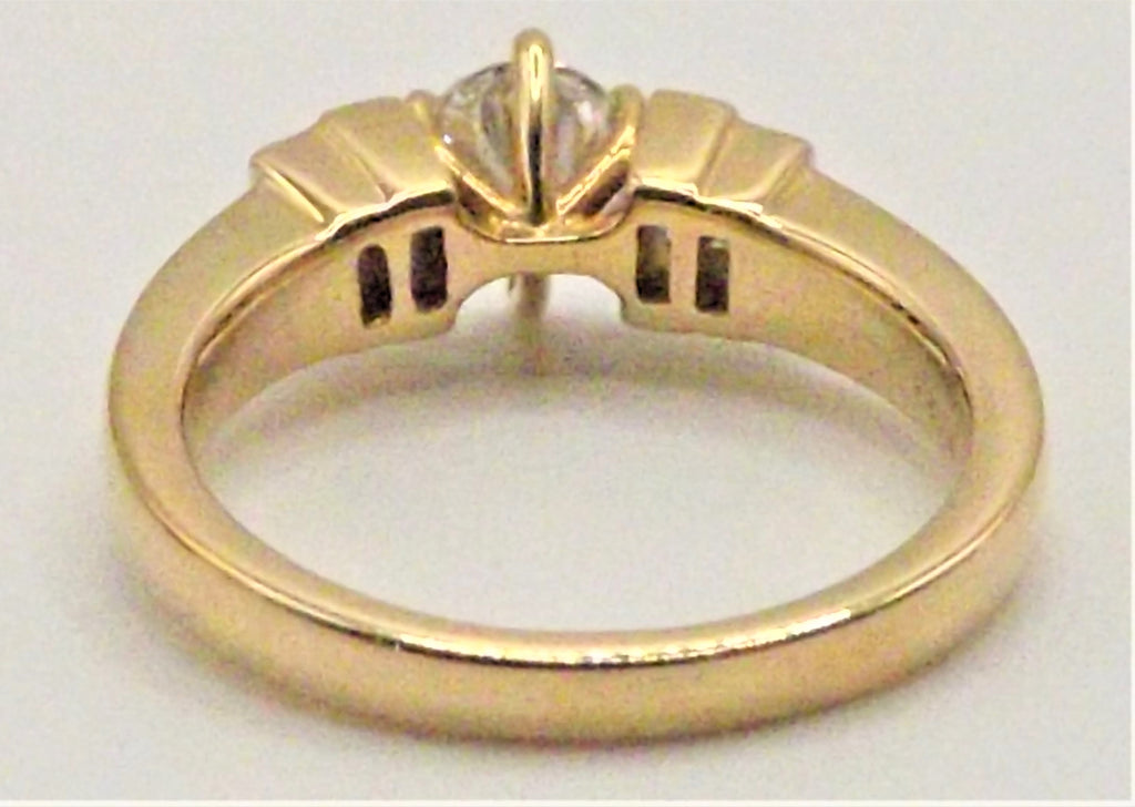 18 ct Yellow Gold ring with 0.70 ct central Diamond and diamond shoulders