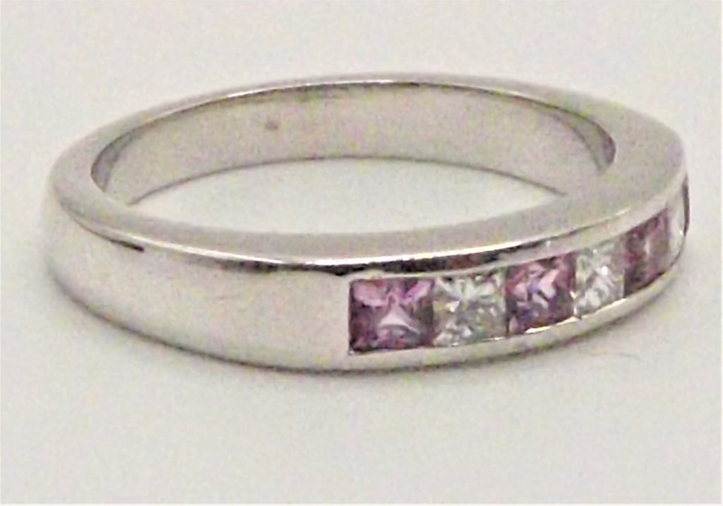 18 ct White Gold ring with princess cut diamonds and sapphires
