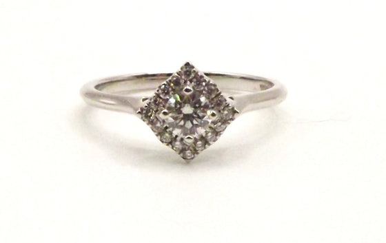 18 ct White Gold ring with diamond set cluster