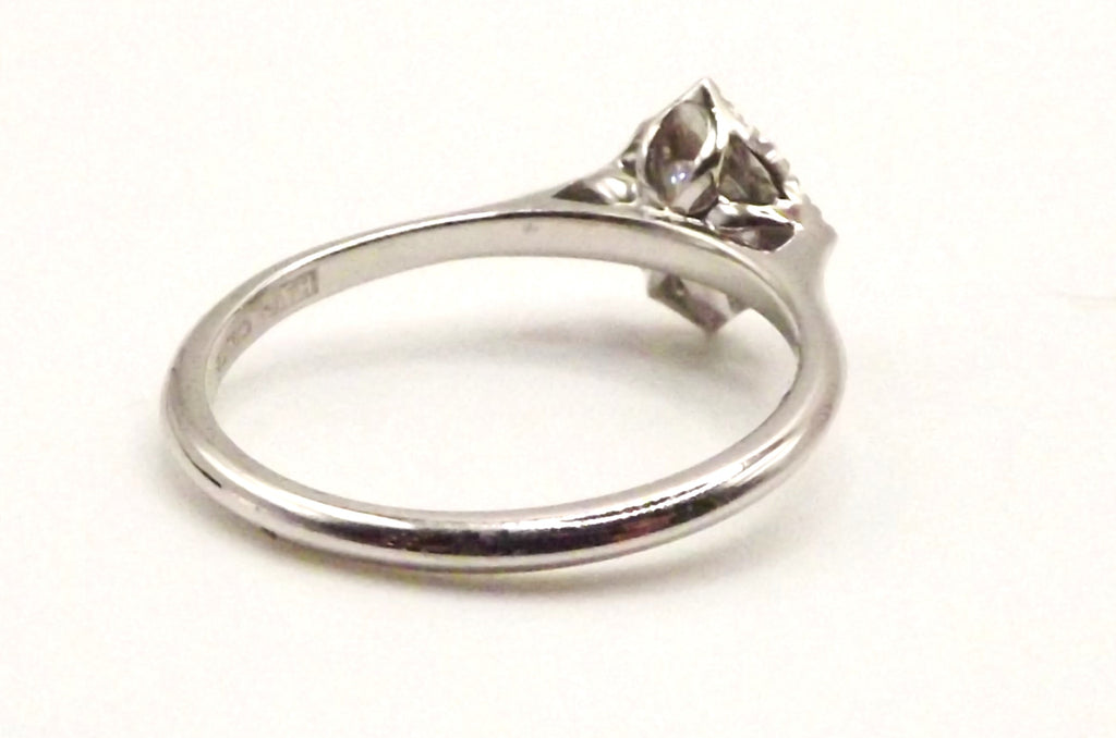 18 ct White Gold ring with diamond set cluster